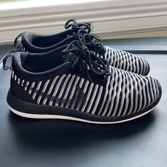 Nike Shoes - Nike Roshe Two Flyknit - Womens Size 8
